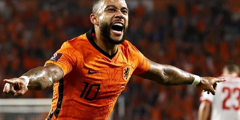 Memphis Depay đóng vai trò tấn công trong đội hình